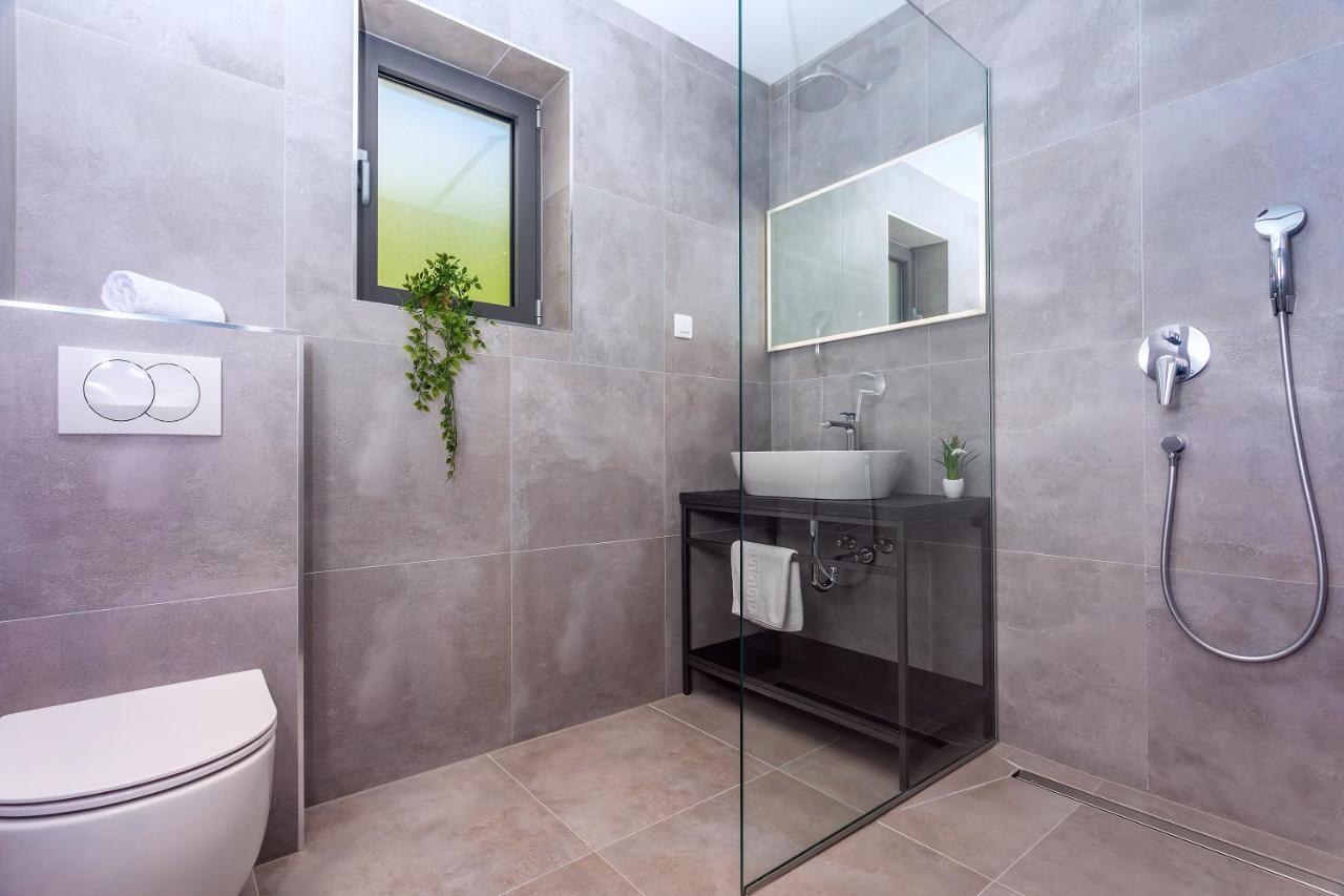 Villa Belvedere With Heated Pool, Billiards, Media Room, Sea Views,10 Pax Omiš Exterior foto