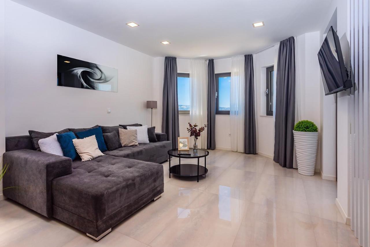 Villa Belvedere With Heated Pool, Billiards, Media Room, Sea Views,10 Pax Omiš Exterior foto