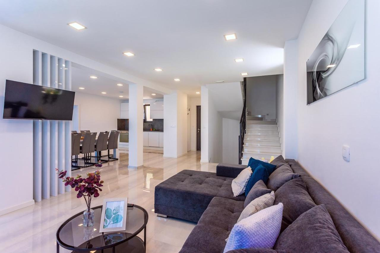 Villa Belvedere With Heated Pool, Billiards, Media Room, Sea Views,10 Pax Omiš Exterior foto