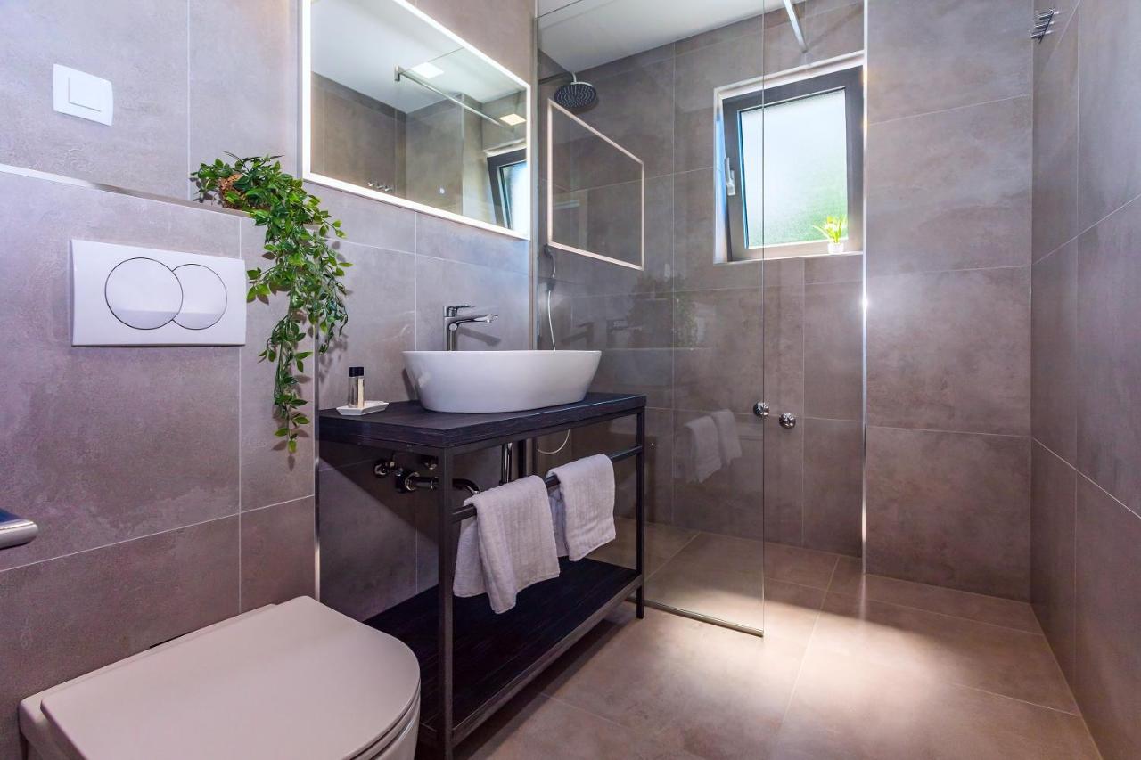Villa Belvedere With Heated Pool, Billiards, Media Room, Sea Views,10 Pax Omiš Exterior foto